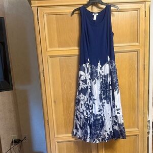 Chic Floral Maxi Dress in Navy and White
